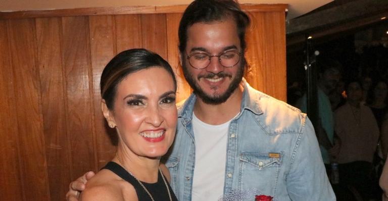 Fátima Bernardes ganha flores e beijos de Túlio Gadelha após arrasar em apresentação de dança