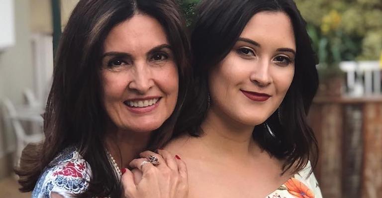Filha gata de Fátima Bernardes muda o visual, surge loiríssima e recebe chuva de elogios