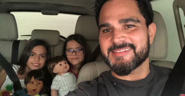 Filhas de Luciano Camargo fazem revelação inusitada sobre quando o pai dirige: ”Muita aventura”