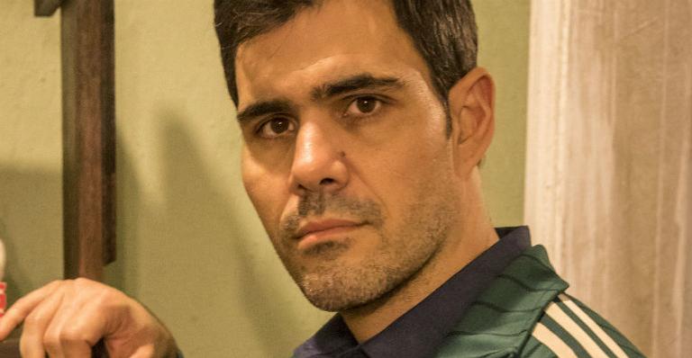 Juliano Cazarré dá ”bom dia” aos seguidores ao lado do caçula, Gaspar, de 8 meses