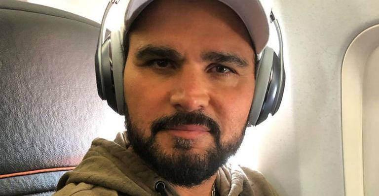 Luciano Camargo publica foto com a família na mansão e impressiona web