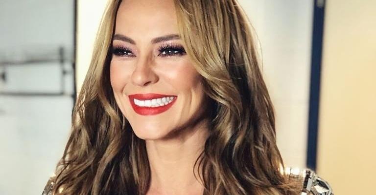 Paolla Oliveira aposta em look fashionista e cabelo diferente para evento e web baba: ”Que mulher”
