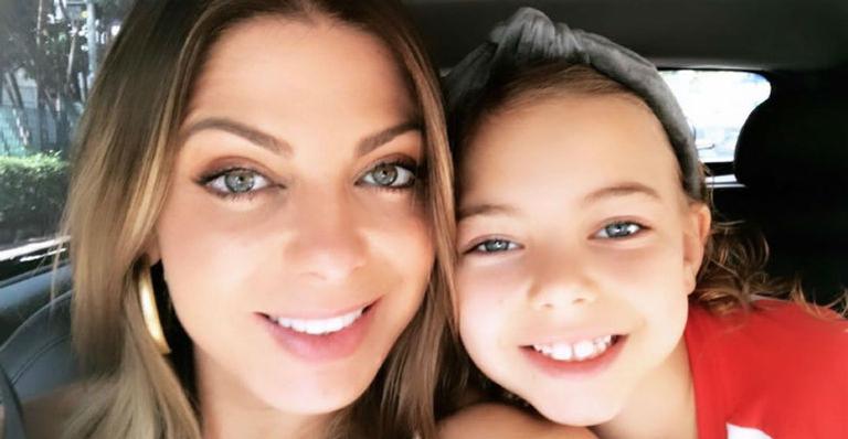 Sheila Mello relembra seus dias de É O Tchan ao ser surpreendida pela filha cantando e desfilando