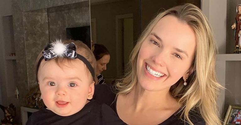 Thaeme Mariôto leva Liz, de 7 meses, para tomar vacina e encanta internautas