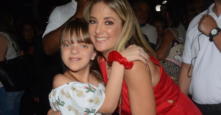 Ticiane Pinheiro leva Rafaella para evento de Natal e mostra a herdeira com o Papai Noel