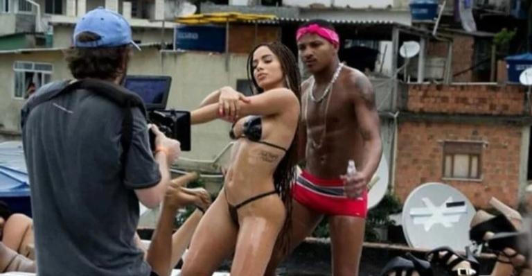 Bailarino de Anitta morre e cantora se manifesta contra violência no Rio: ”Isso tem que acabar”