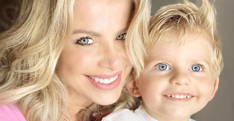 Ao lado do filho, Enrico, Karina Bacchi sorri para a câmera e diz: ”Alegria minha de cada dia”