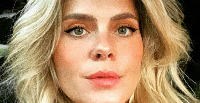 Carolina Dieckmann exibe lingerie vermelha que recebeu em Amigo Secreto