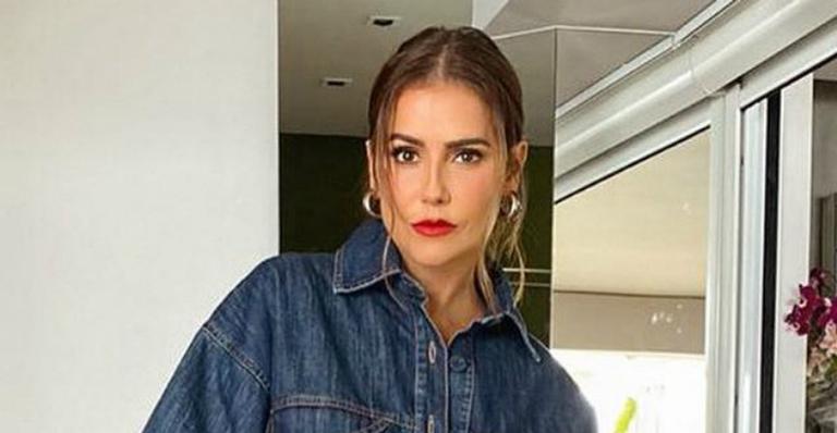 Deborah Secco posa para a câmera com carão e brinca: ”Uma hora escolhendo”