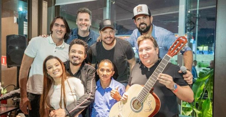 Dupla sertaneja Fernando e Sorocaba leiloam item inusitado em evento beneficente; descubra