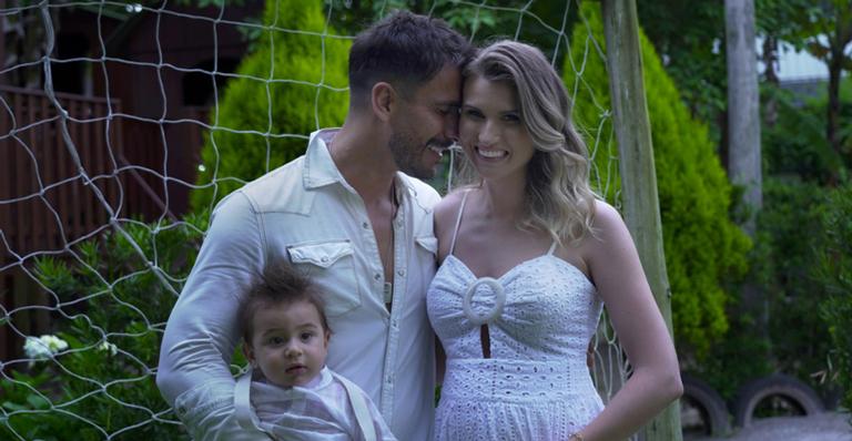 Julio Rocha descobre sexo do segundo filho durante chá de revelação