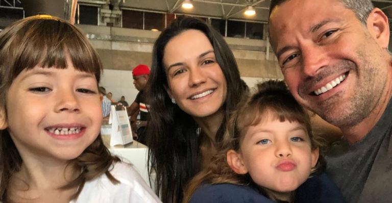 Após fim de ‘A Dona do Pedaço’, Malvino Salvador viaja com a família: ”Férias”