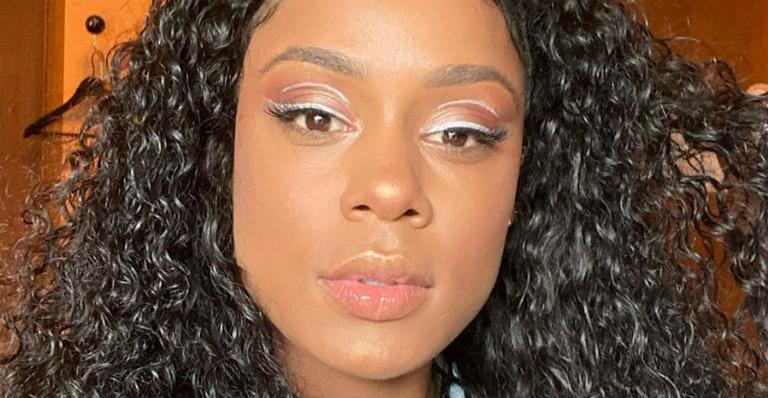 MC Rebecca dá aula de rebolado com body fio-dental e leva fãs à loucura