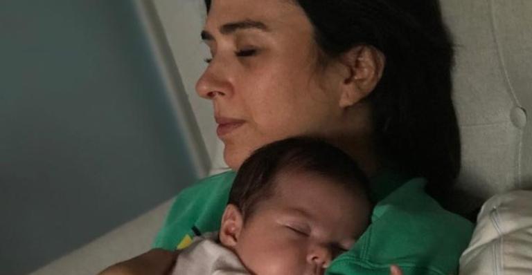 Tatá Werneck é flagrada em momento fofo com Clara Maria e surge cantando para a bebê dormir