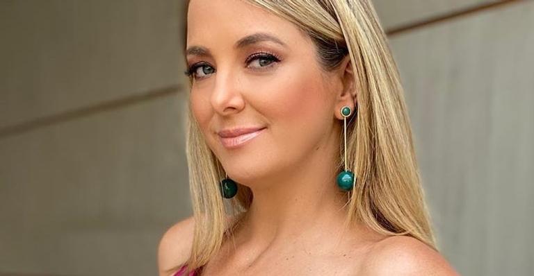 Ticiane Pinheiro surge lindíssima e com look brilhante de gala para evento de final de ano da Record