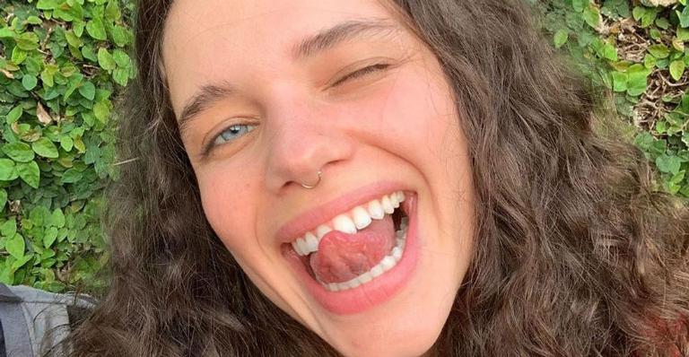 Bruna Linzmeyer encanta web ao posar na cama abraçada com gatinho