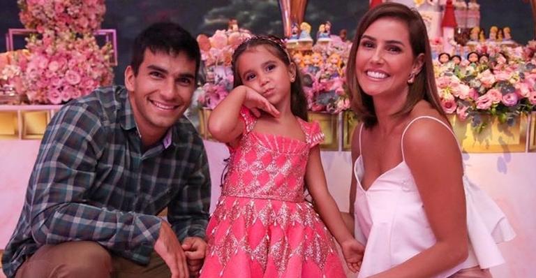 Deborah Secco mostra nova cama castelo luxuosa de Maria Flor e reação da pequena rouba a cena