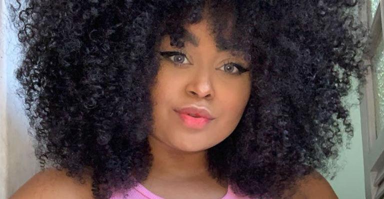 Ex-BBB Rízia Cerqueira surpreende ao ostentar curvas em biquíni coladinho e arranca suspiros na web