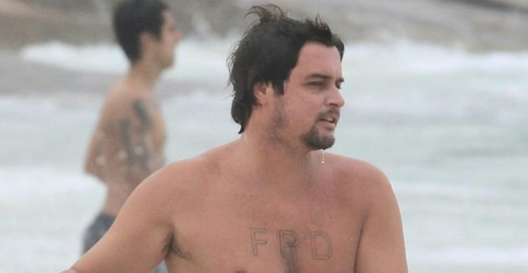 Felipe Dylon é flagrado surfando no Rio de Janeiro