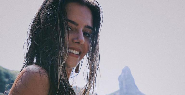Giovanna Lancellotti diverte ao aparecer na despedida de solteira de amiga com decoração inusitada