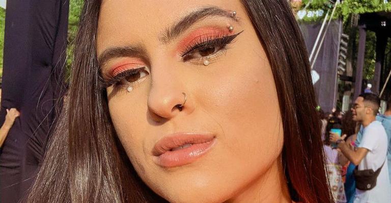 Ex-BBB Hana Khalil arranca suspiros com biquíni diferentão de decote invertido
