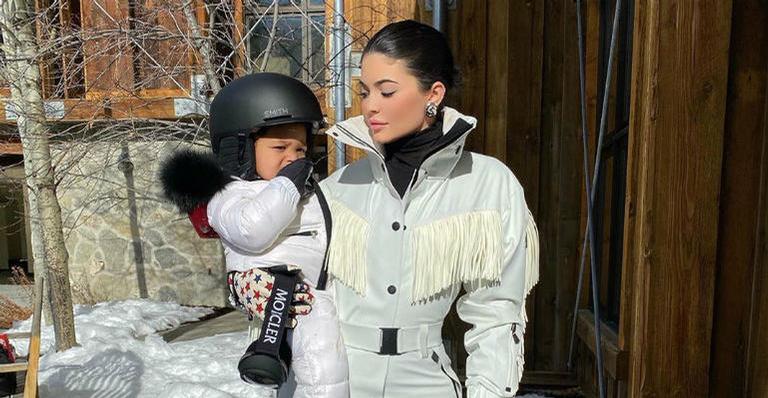 Stormi Webster, filha de Kylie Jenner, encanta a web ao surgir fazendo biquinho em jatinho