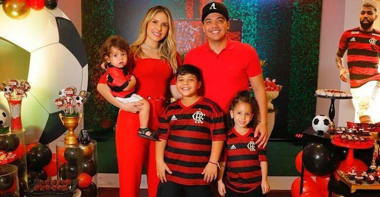 Wesley Safadão posa levantando os filhos e Thyane brinca: ”Isso que é malhar”