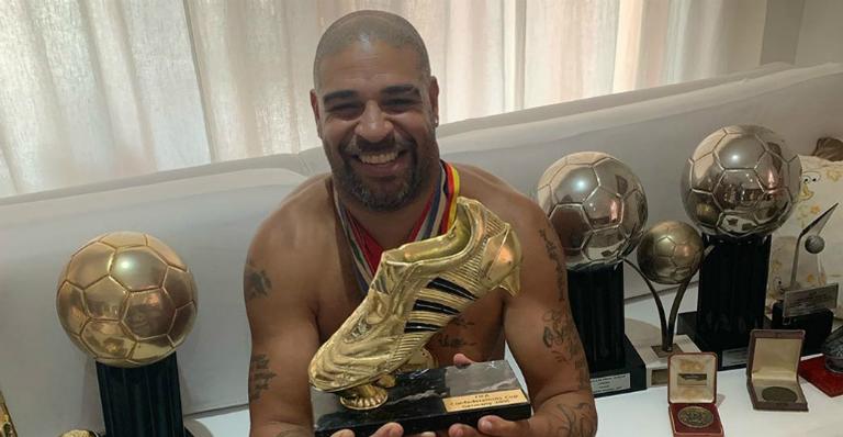 Adriano Imperador ostenta prêmios e chama atenção de seguidores: ”Nem a estante aguenta”