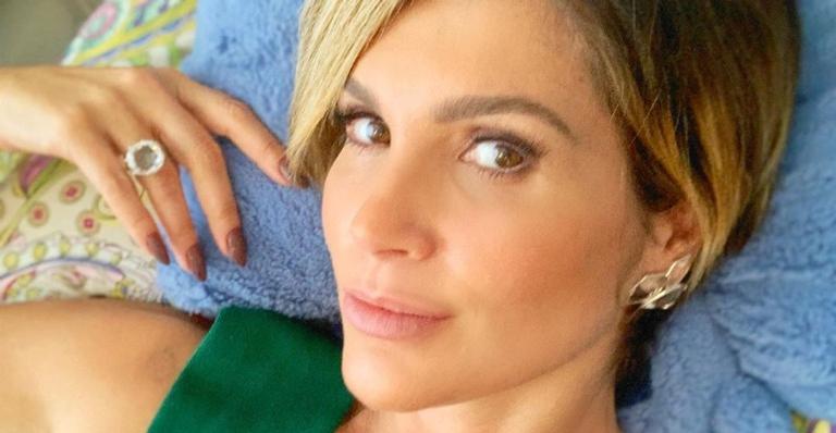 Flávia Alessandra compartilha clique antigo e seguidores vibram: ”A cara da sua filhona!”
