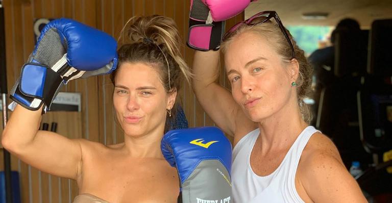 Ao lado de Angélica, Carolina Dieckmann relembra topless na praia: ”Coisinha mais bonitinha”