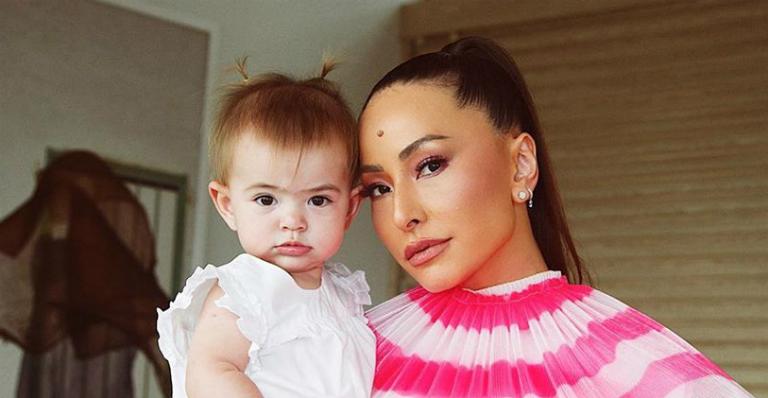 Ao lado de Zoe, Sabrina Sato se declara para a filha: ”Maior presente”