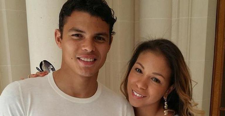 Na cama, Belle Silva surge em clique íntimo com Thiago Silva