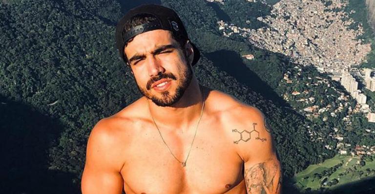 Caio Castro ostenta ao compartilhar carro de luxo no valor de R$ 240 mil: ”Brinquedo novo”