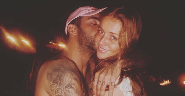 Nos EUA, Pedro Scooby e Cintia Dicker se divertem em parque de diversões