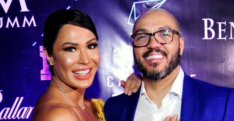 Belo pinta as unhas de Gracyanne Barbosa: ”O meu marido é lindo, né?”