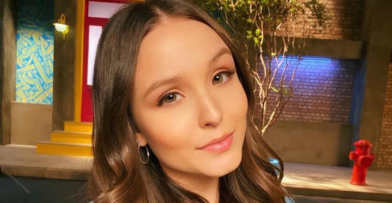 Larissa Manoela posa com a mãe em pré-estreia do filme ‘Minha Mãe é uma Peça 3’