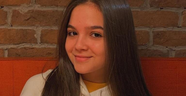 Mel Maia surge com o namorado em clique íntimo e choca web: ”Te amo sem medidas”
