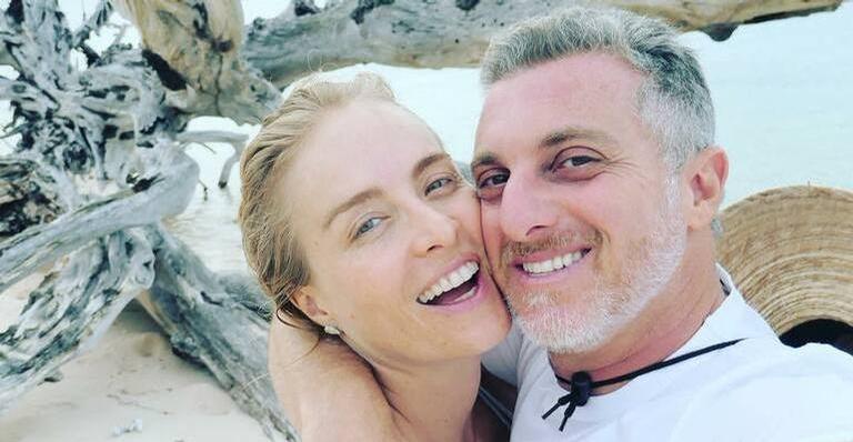 Angélica faz o desafio da cadeira e Luciano Huck fica pasmo: ”Não é possível”