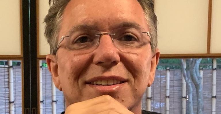 Boninho aparece em momento raríssimo ao lado do filho em sua formatura nos Estados Unidos