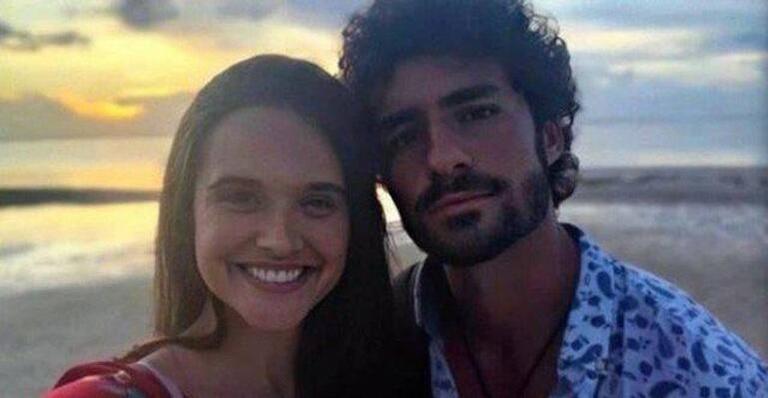 Galã português encerra boatos de affair com Juliana Paiva ao fazer declaração para namorada