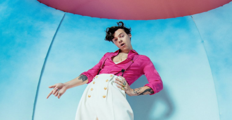 Harry Styles abrange a sonoridade de David Bowie e explora sua liberdade e sexualidade em novo álbum