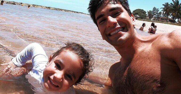 Filha de Hugo Moura e Deborah Secco surge com camisa de time e explode o fofurômetro