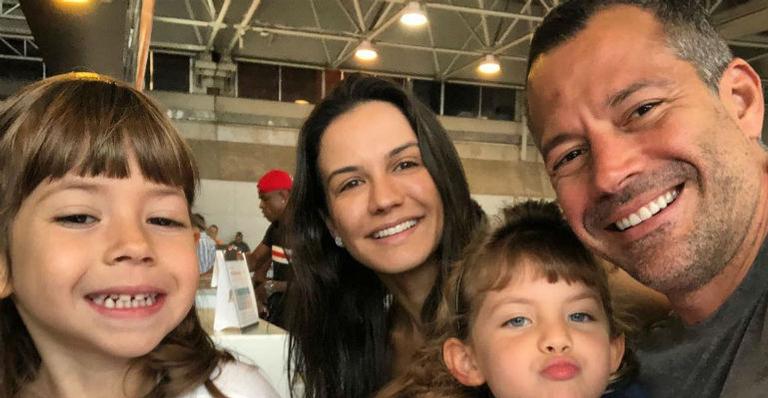 Malvino Salvador e família aproveitam dia animado em parque aquático