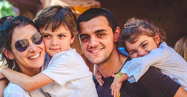 Mariana Uhlmann exibe barrigão de grávida em clique ao lado da família