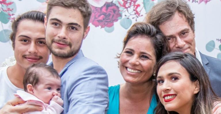 Francisco Vitti se derrete pelos pais em foto do casamento: ”Casal bonito”