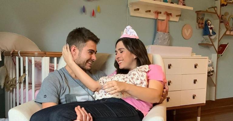 Ao celebrar a união de seus sogros, Tatá Werneck compartilha lindo clique em família