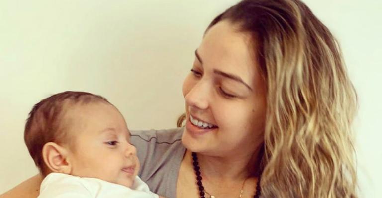 Valentin, filho de Carol Dantas, encanta seguidores ao aparecer vestido de Papai Noel