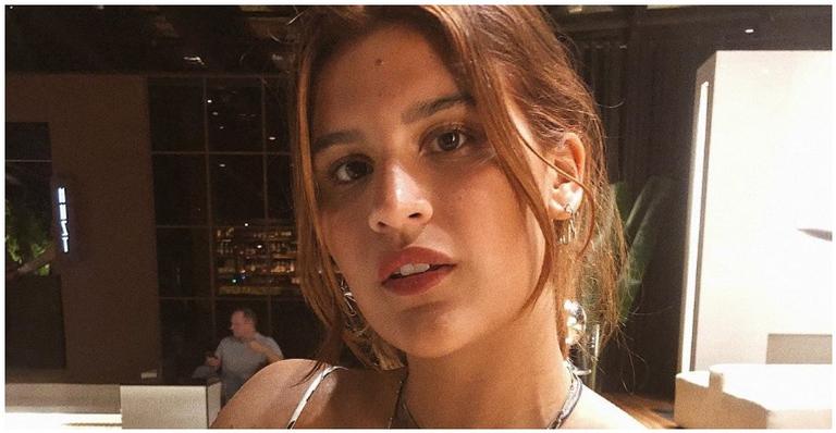Giulia Costa prova que está com o bronzeado em dia e deixa fãs babando