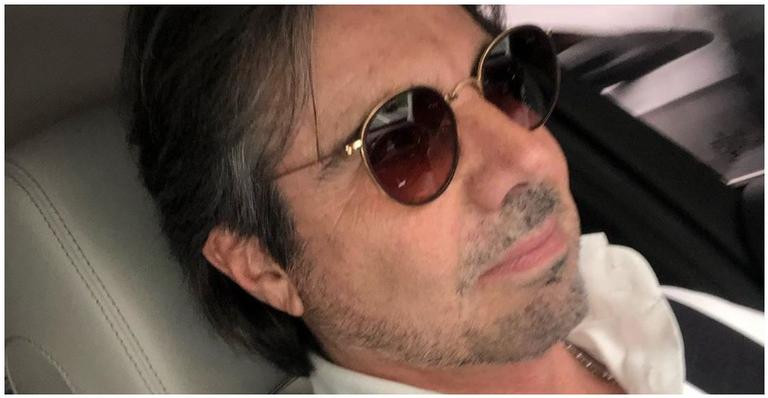 João Kleber assina contrato de renovação com a Rede Tv durante o Mega Senha