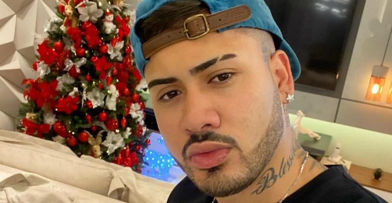Mãe de Kevinho leva tombo ao dançar ao lado do cantor e ambos caem na risada